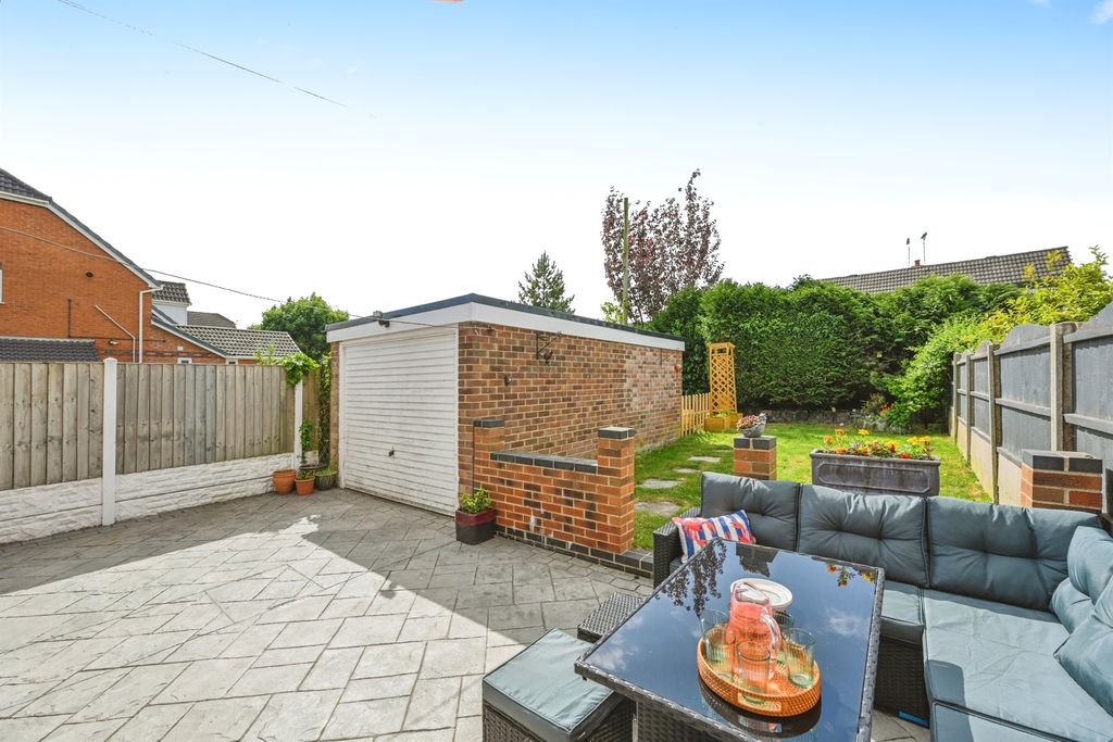 Property photo 3 of 17 Gardens: