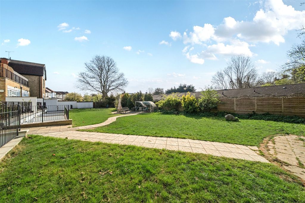 Property photo 3 of 18 Garden