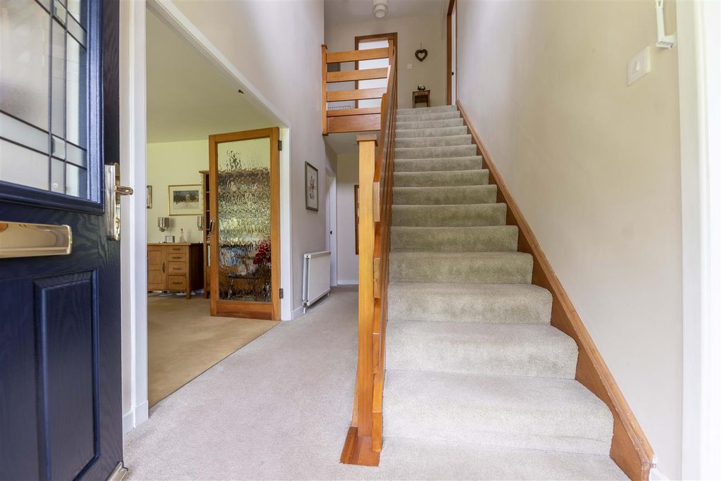 Property photo 2 of 22 Lochardl Place 0017.Jpg