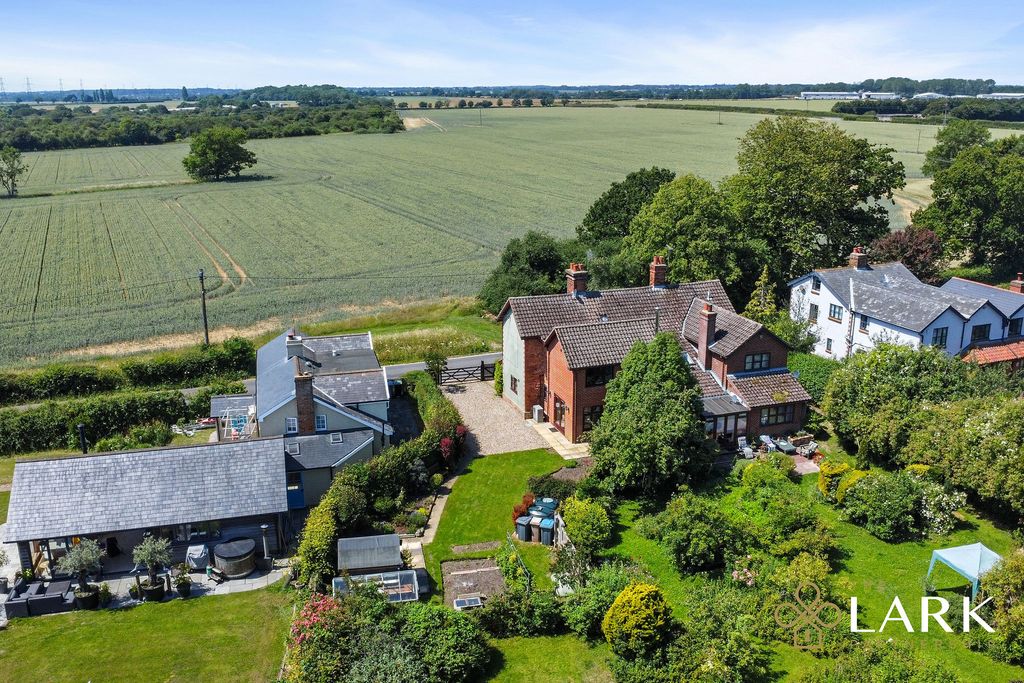 Property photo 2 of 11 Pt-Lark-1Beaconsfieldcottages-4