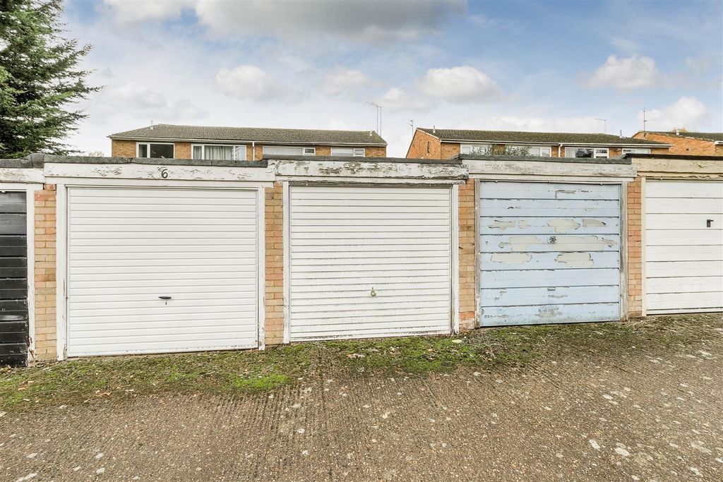 Property photo 3 of 12 Garage In A Block