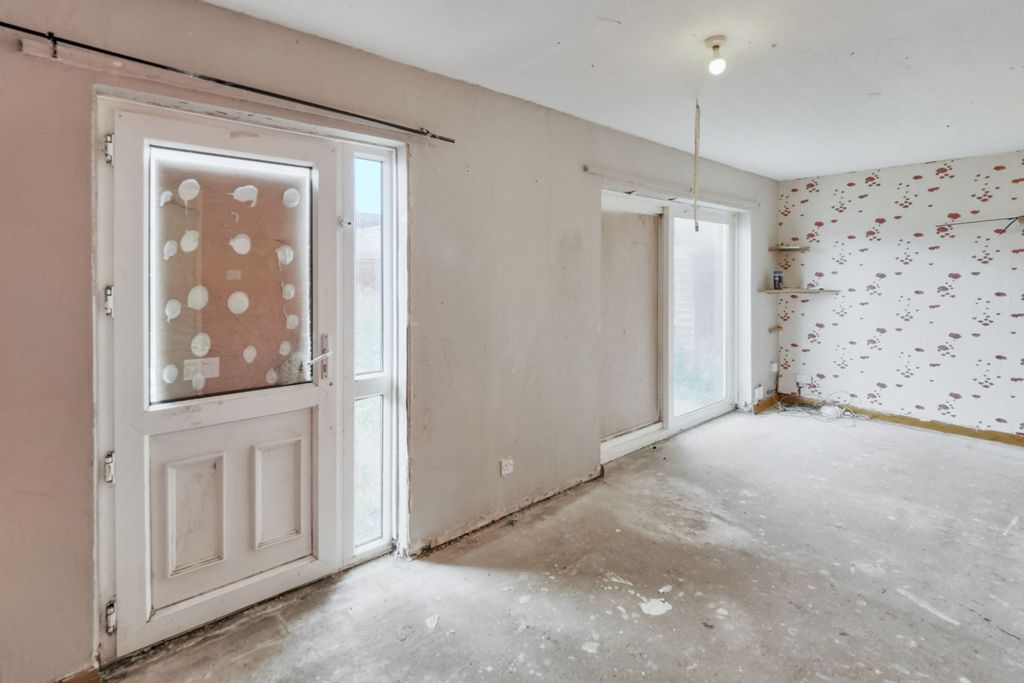 Property photo 3 of 18 23 Redruth Drive, Mansfield, Nottinghamshire, Ng18 4Qb