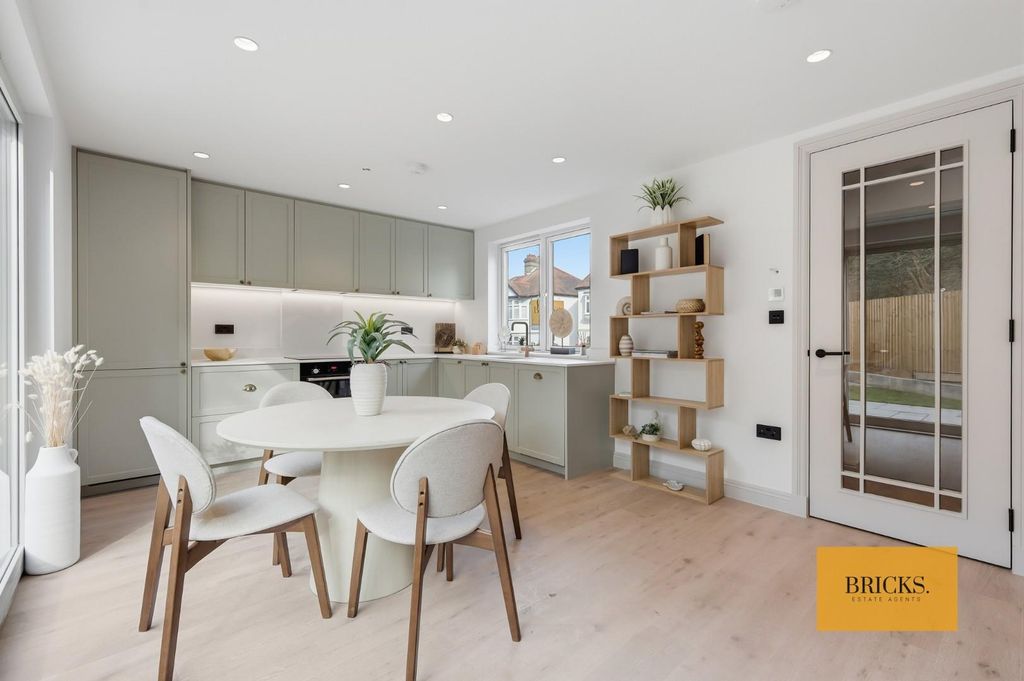 Property photo 2 of 28