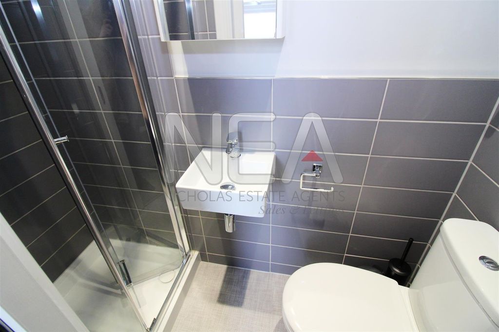 Property photo 2 of 6 Ensuite