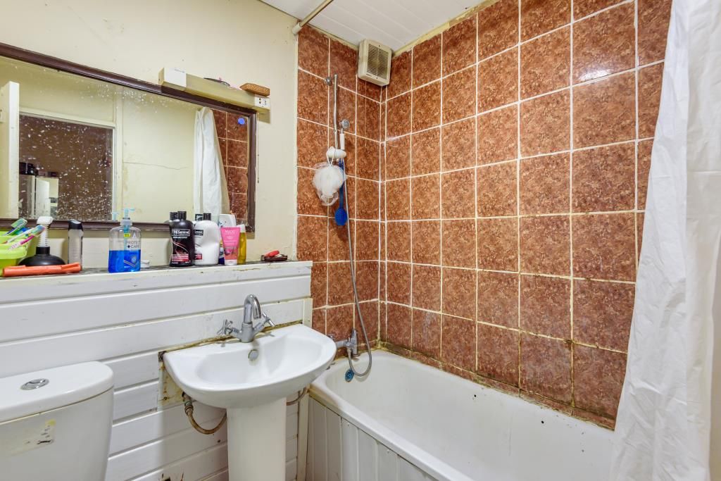 Property photo 2 of 10 Bathroom