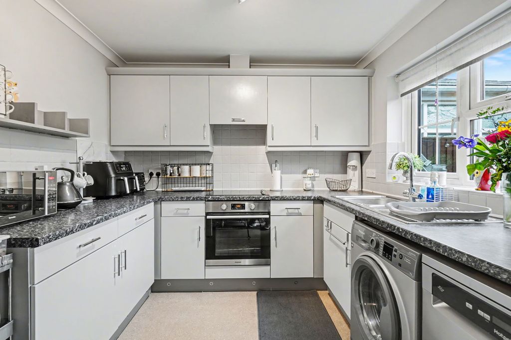 Property photo 2 of 31