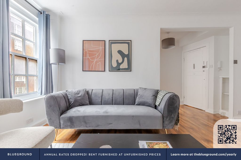 Property photo 3 of 17 Living Room