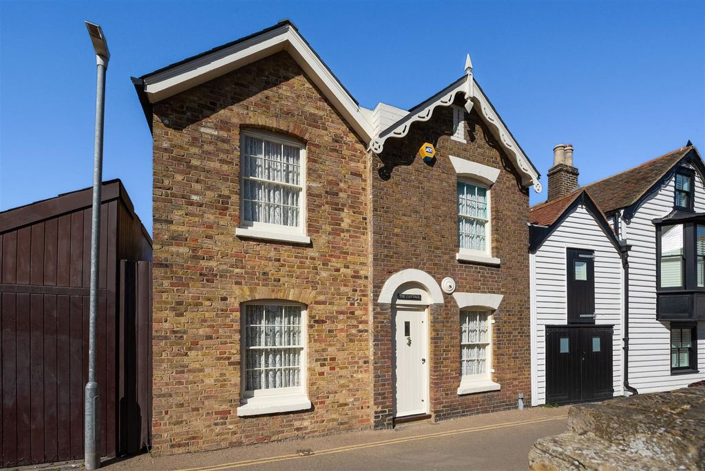 Property photo 2 of 23 Sea Wall, Whitstable