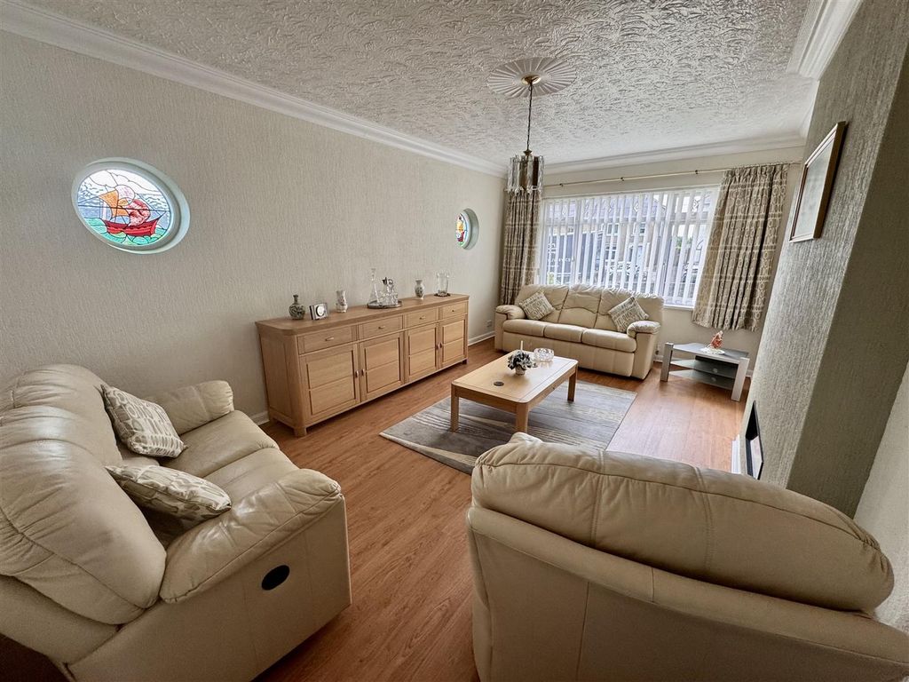Property photo 2 of 16 Lounge