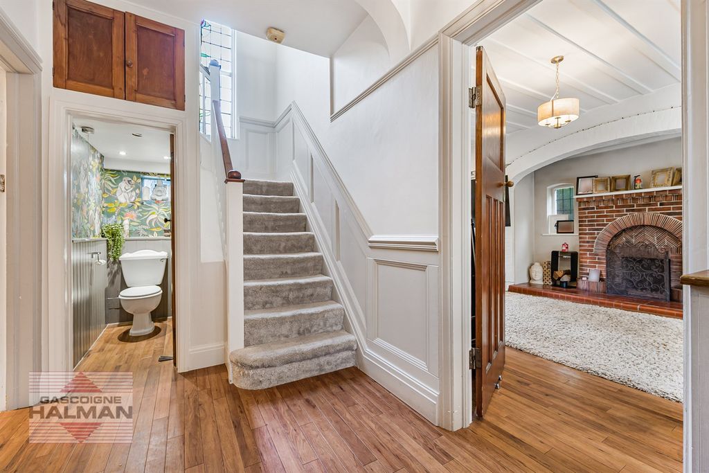 Property photo 2 of 20 Entrance Hallway