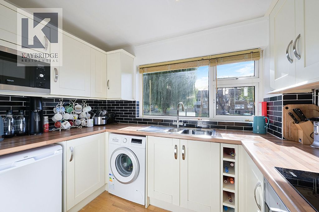 Property photo 2 of 8 Scotts Farm Road, Epsom - Kt19 9Ln
