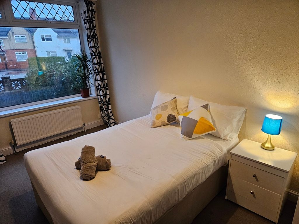 Property photo 3 of 12 A Bright And Inviting Double Bedroom Featuring A c...