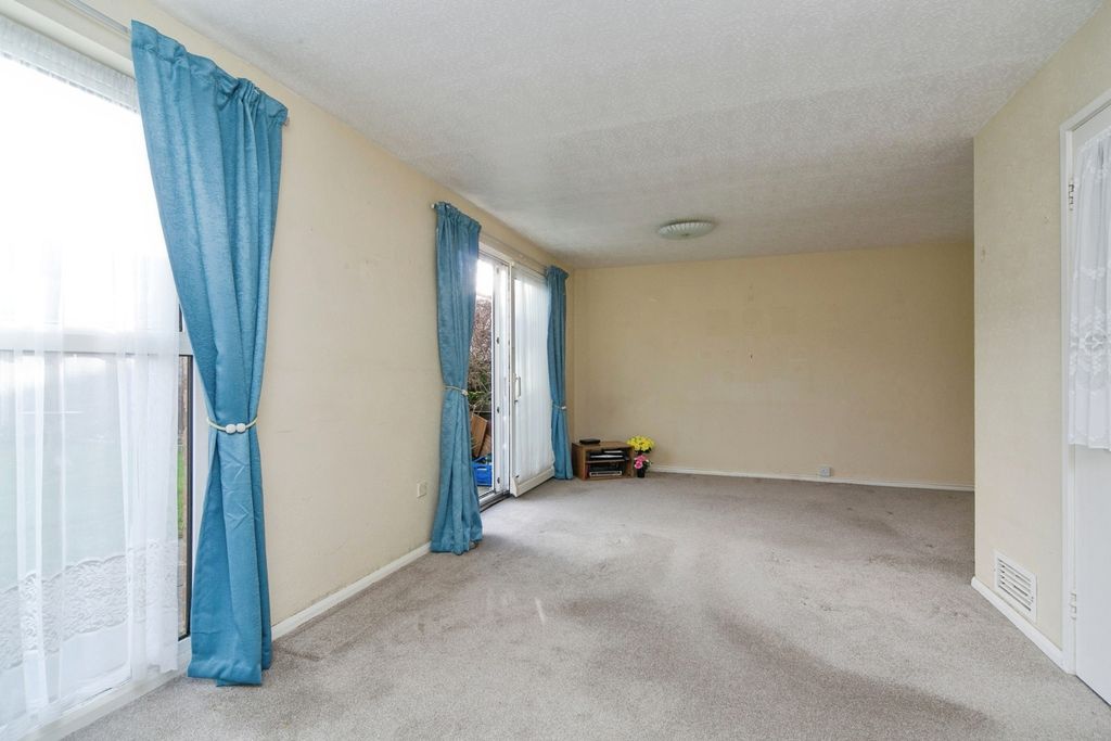 Property photo 2 of 14 Lounge