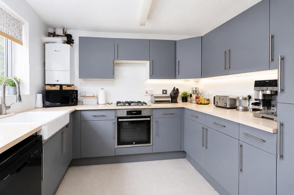 Property photo 3 of 12 Kitchen