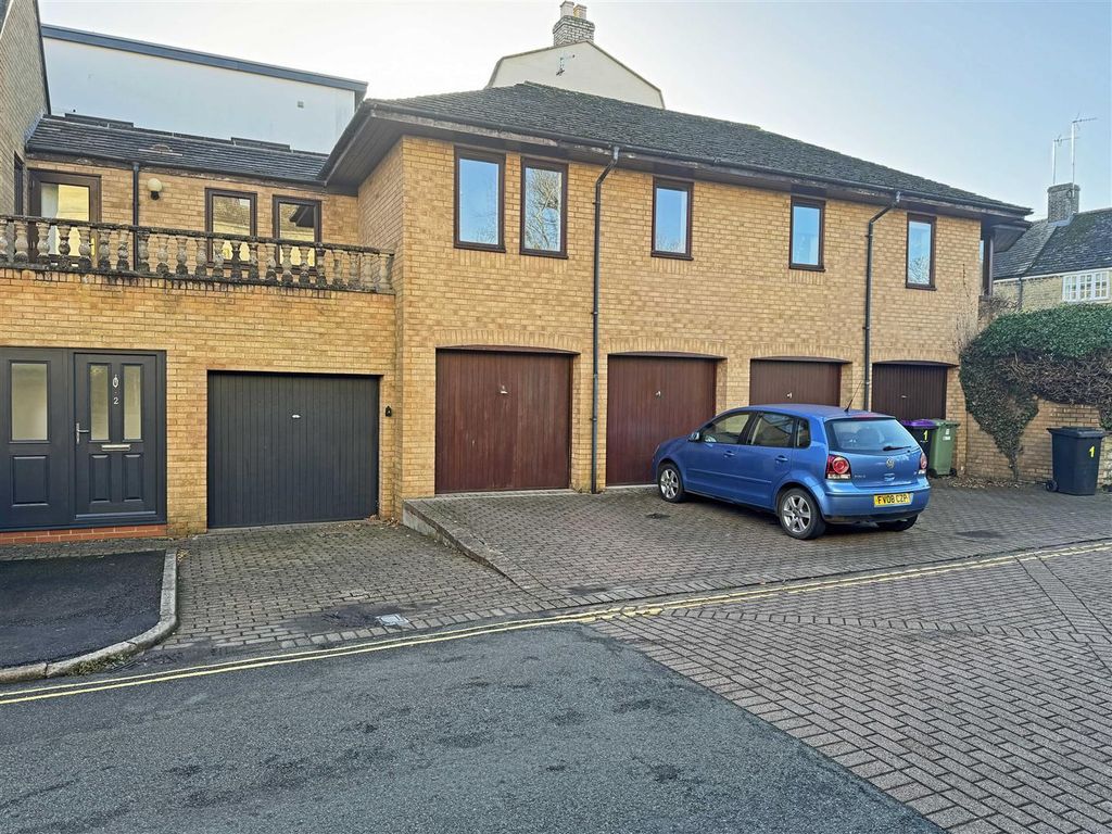 Property photo 2 of 10 Garage &amp; Parking