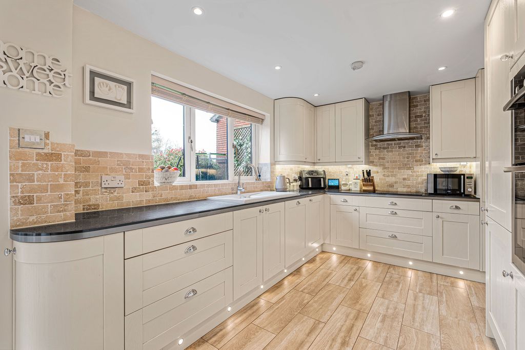 Additional image 10 of 4 bed detached house for saleWillowdale Close, Stroud, Hampshire GU32