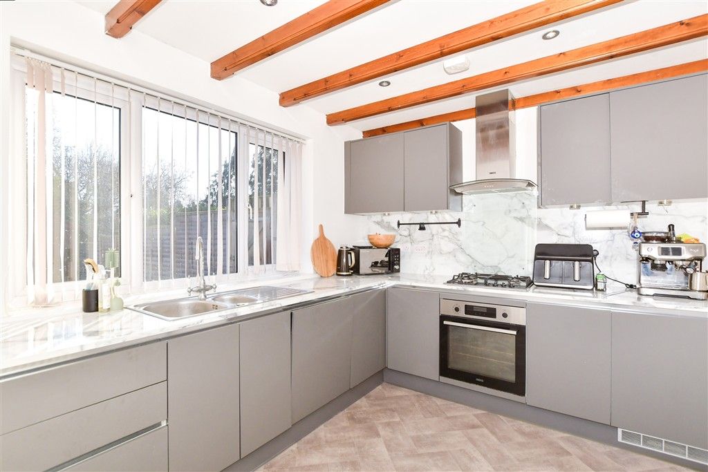 Property photo 3 of 10 Kitchen