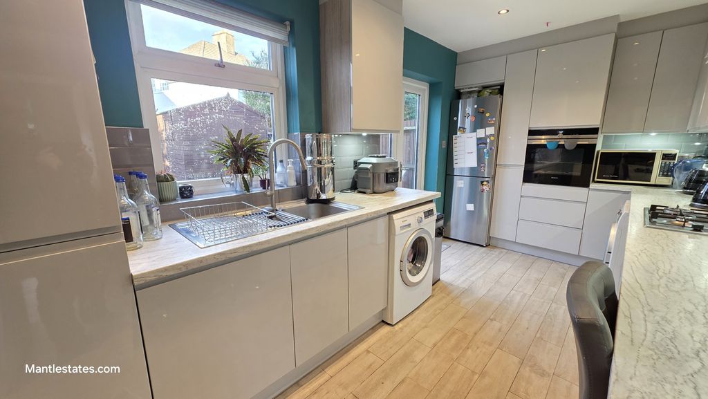 Property photo 2 of 28 Kitchen