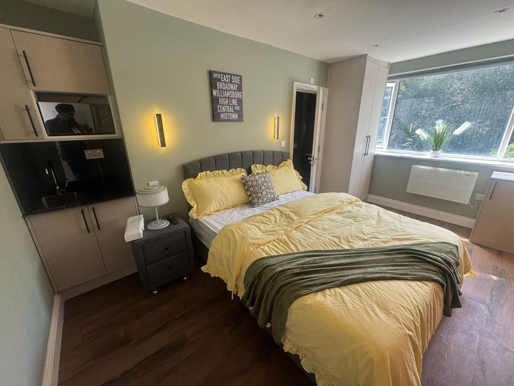 Property photo 1 of 3 Room To Rent Putney