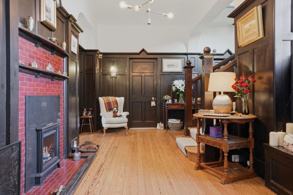 Property photo 3 of 30 Entrance Hall