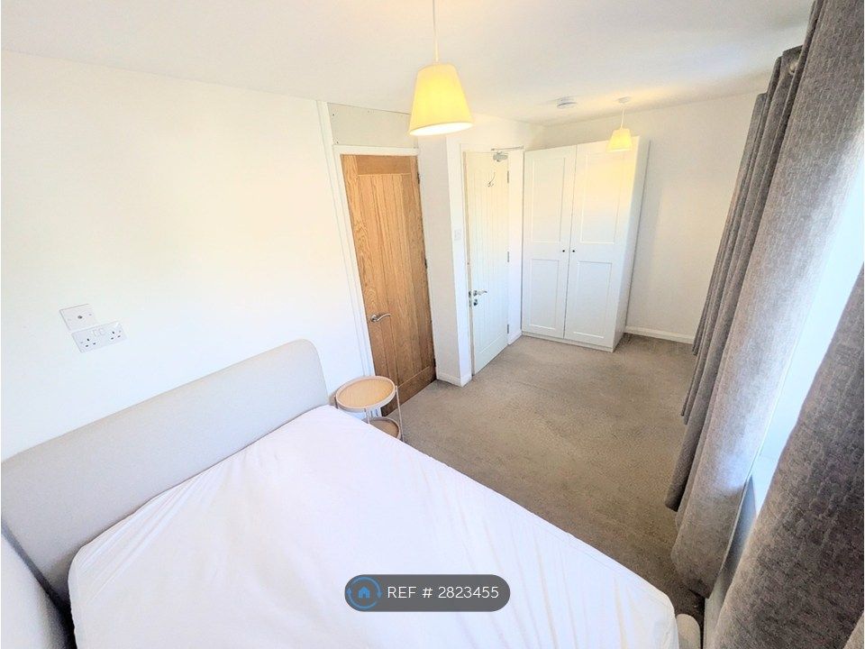 Property photo 2 of 7 Built-In Wardrobes &amp; Storage