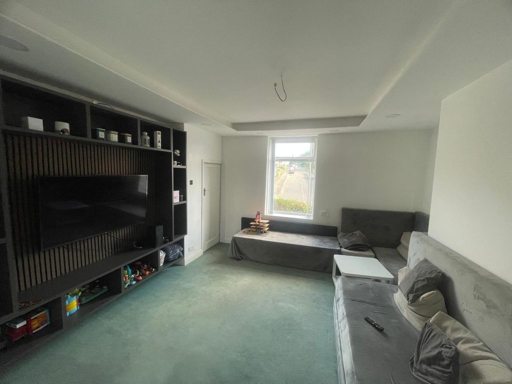 Property photo 3 of 35