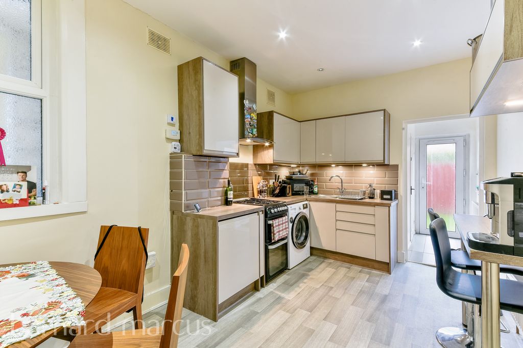 Property photo 3 of 6 Kitchen