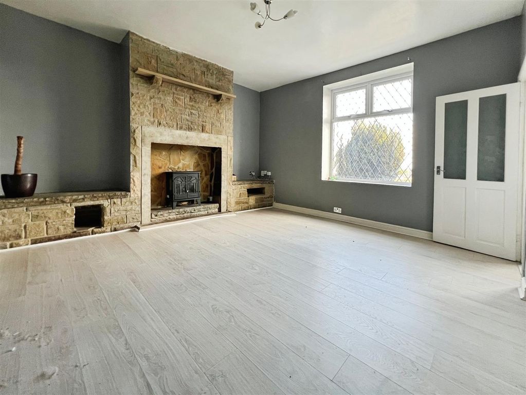 Property photo 3 of 18 Lounge