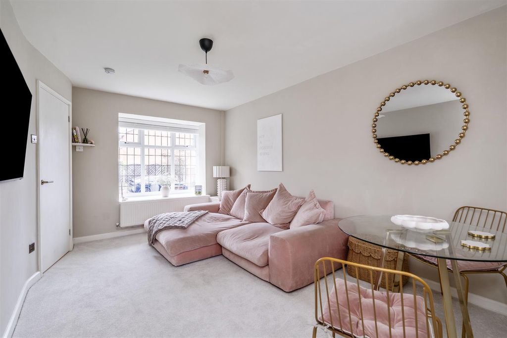 Property photo 2 of 12 5 Stoneythorpe Close_1.Jpg