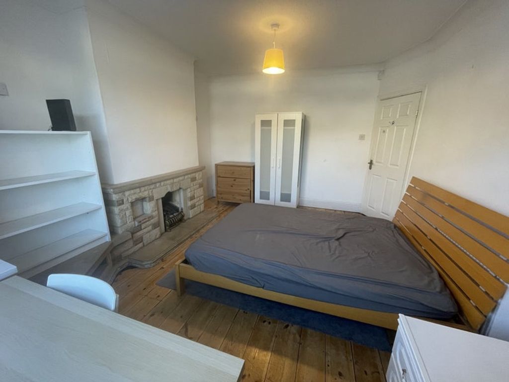 Property photo 3 of 11 A Spacious Double Bedroom Featuring A Comfortable ...