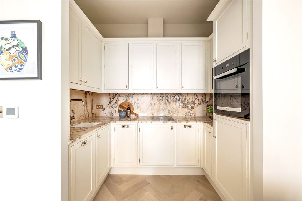 Property photo 2 of 7 Kitchen