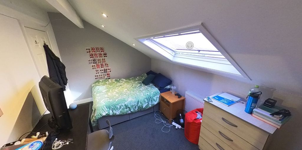 Property photo 3 of 7 Bright Attic Double Bedroom With A Sloped Ceiling ...