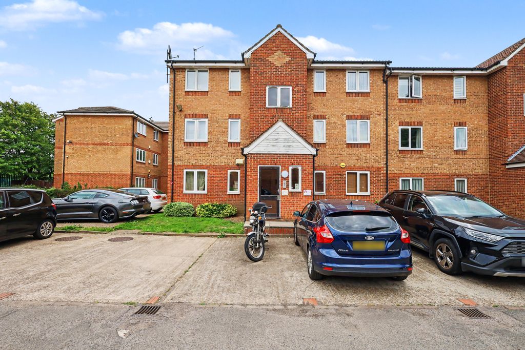 Property photo 1 of 6 34 Fenman Gardens, Ilford, Ig3 9Qe