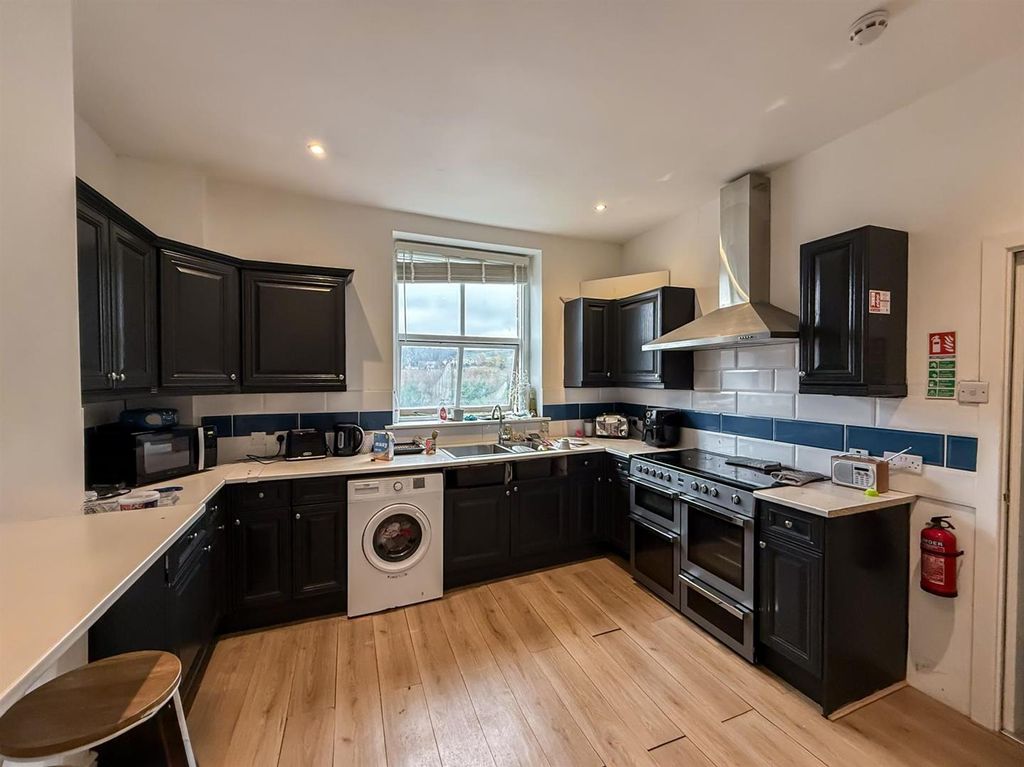 Property photo 3 of 17 Fitted Kitchen