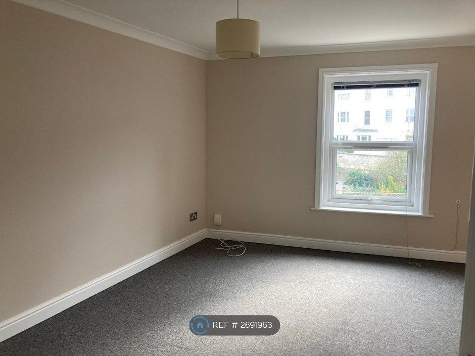 Property photo 3 of 9 Lounge