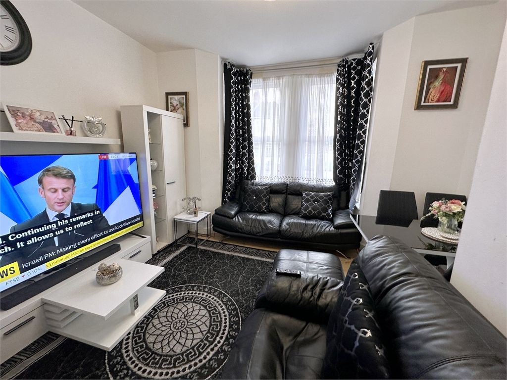 Property photo 3 of 8 Picture 3