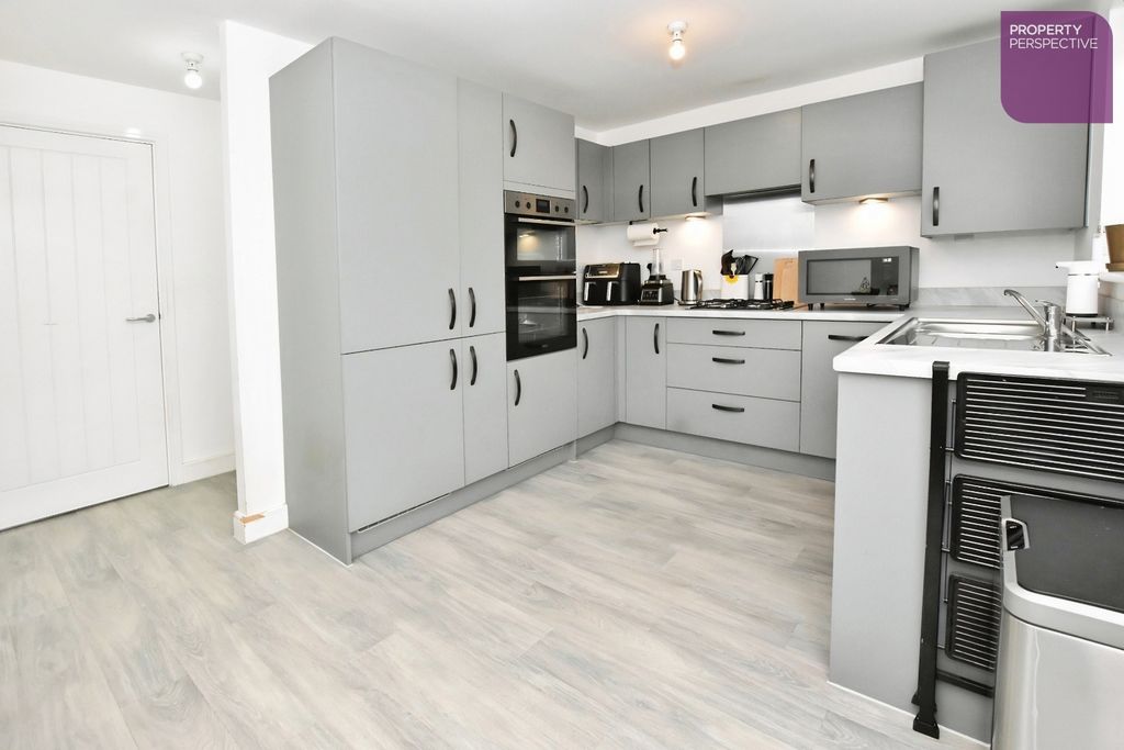 Property photo 3 of 12 Dining Kitchen