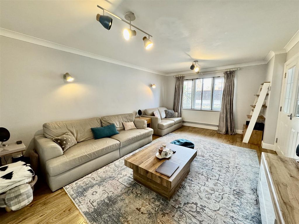 Property photo 2 of 42 Lounge