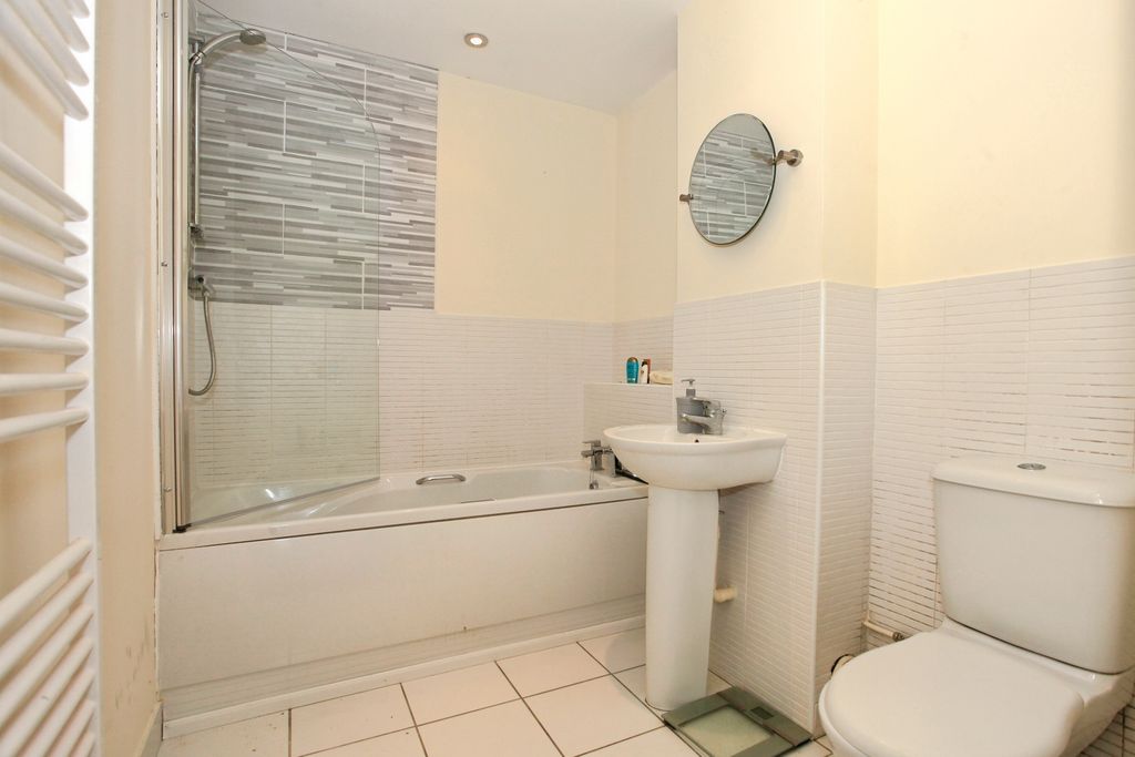 Property photo 2 of 10 Bathroom