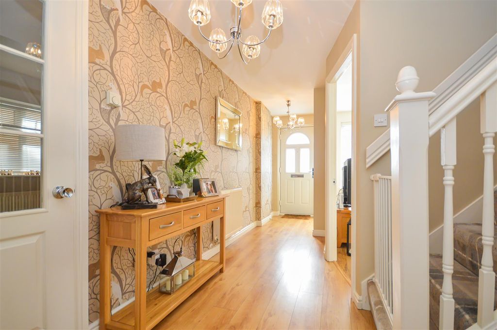 Property photo 3 of 20 Entrance Hall