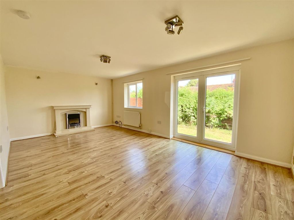 Property photo 2 of 11 Lounge/ Dining Room