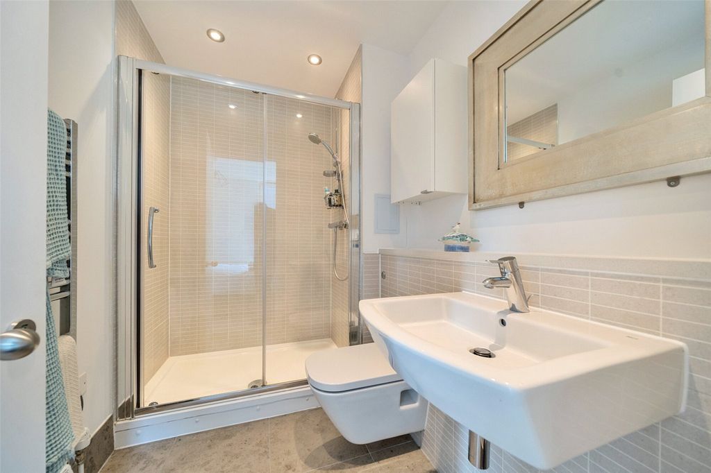 Property photo 2 of 17 Bathroom