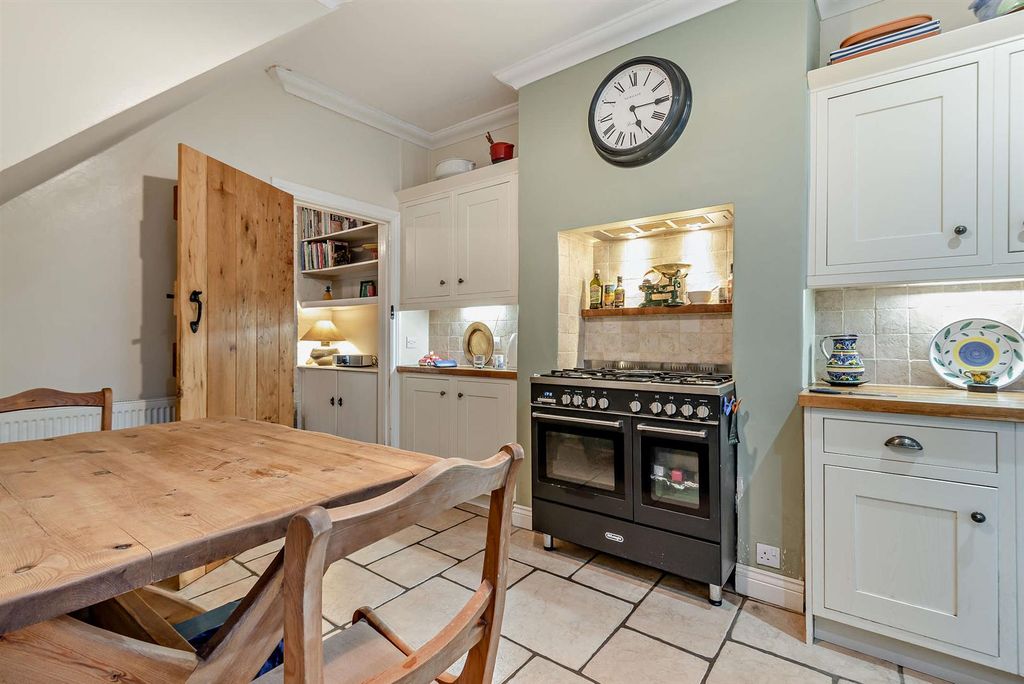 Property photo 2 of 14 8668333-Interior08-800.Jpg