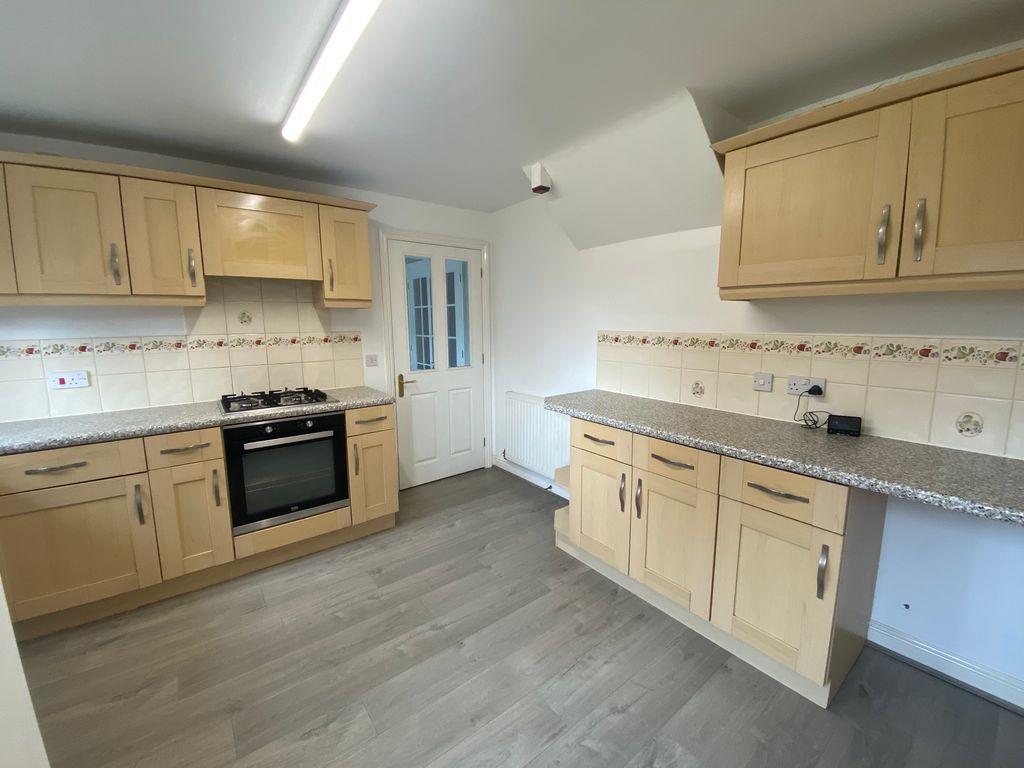 Property photo 2 of 11 Kitchen