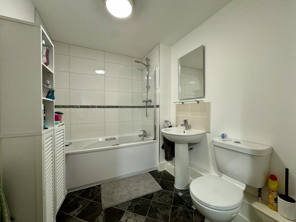 Property photo 3 of 8 Bathroom