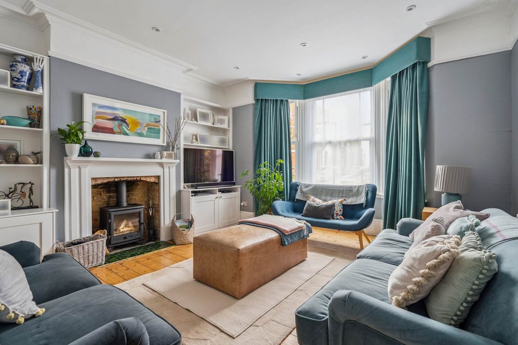 Property photo 2 of 18