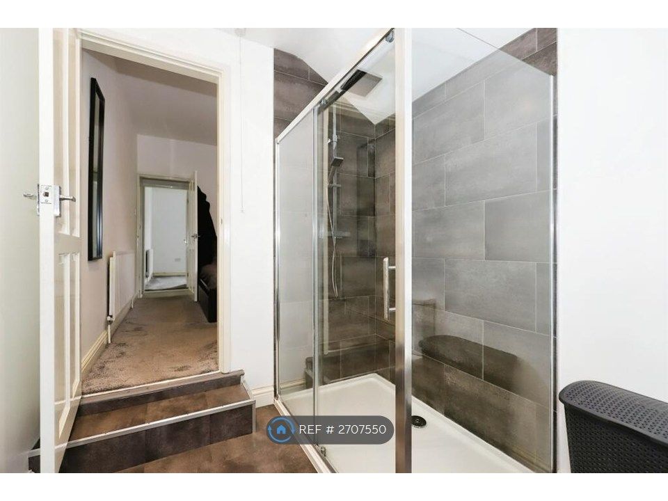 Property photo 3 of 10 En Suite 2