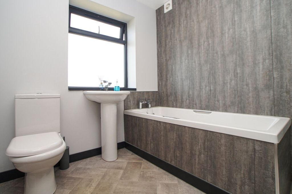 Property photo 3 of 23 Bathroom