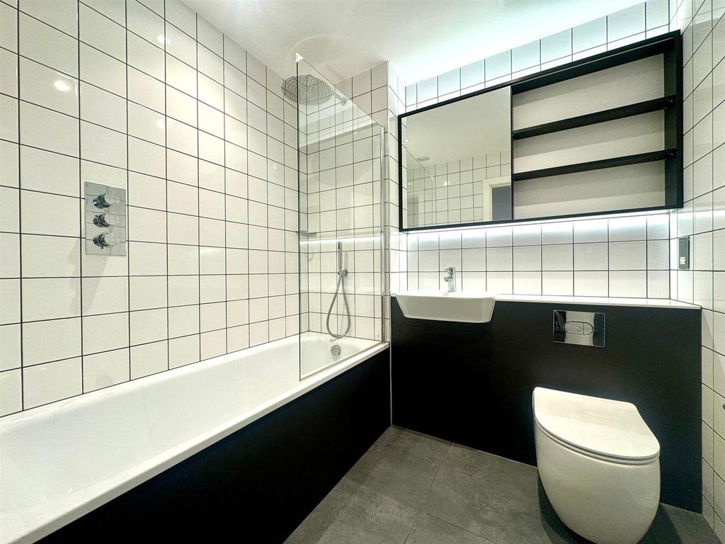 Property photo 2 of 10 Bathroom.Jpeg