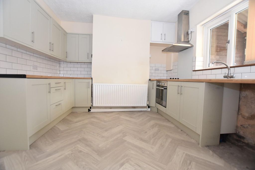 Property photo 3 of 7 Kitchen (3).Jpg